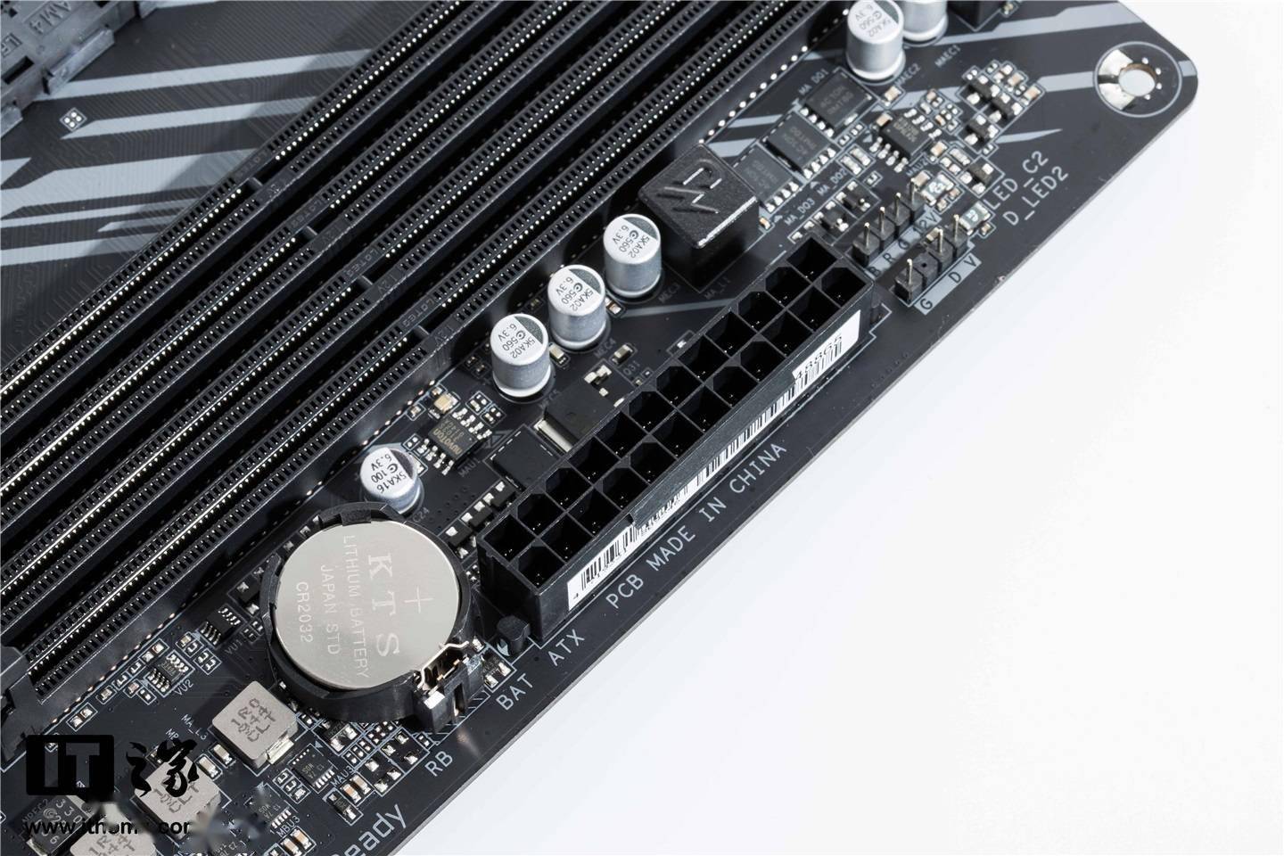 【IT之家开箱】技嘉 B550M AORUS ELITE 小雕主板图赏_接口