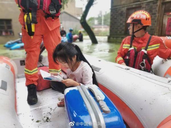 网友|在救生艇上淡定读书的小女孩火了！ 网友：小朋友都那么努力，我们还有啥理由不努力