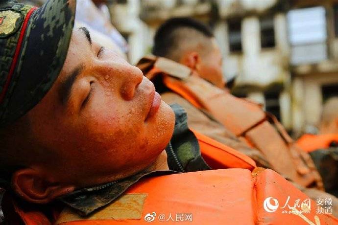抗洪|嘘…让抗洪战士多睡会吧