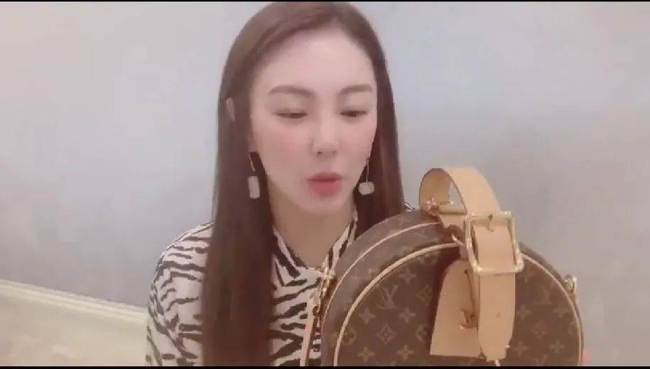 闲置|伊能静卖“原味”T被追着骂？扒完她的土味闲鱼，我却黑不动了……