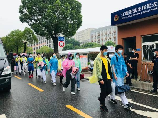 调配|这个考点细心又暖心！担心考生淋雨，紧急调配千余件雨衣