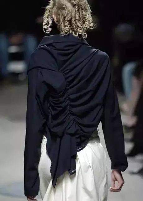 服装|时装秀场上美到窒息的"背影杀杀杀杀手"?神仙设计师俘获芳心的秘诀就是不放过任何一个细节!