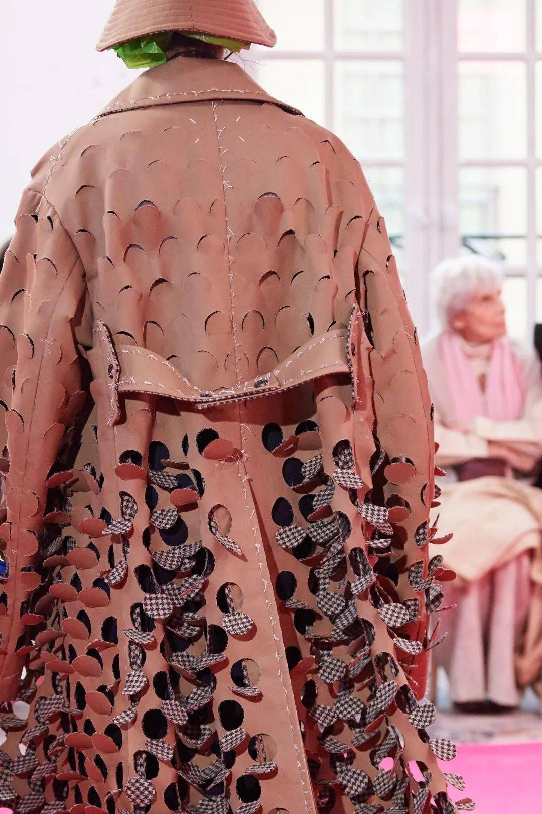 服装|时装秀场上美到窒息的"背影杀杀杀杀手"?神仙设计师俘获芳心的秘诀就是不放过任何一个细节!