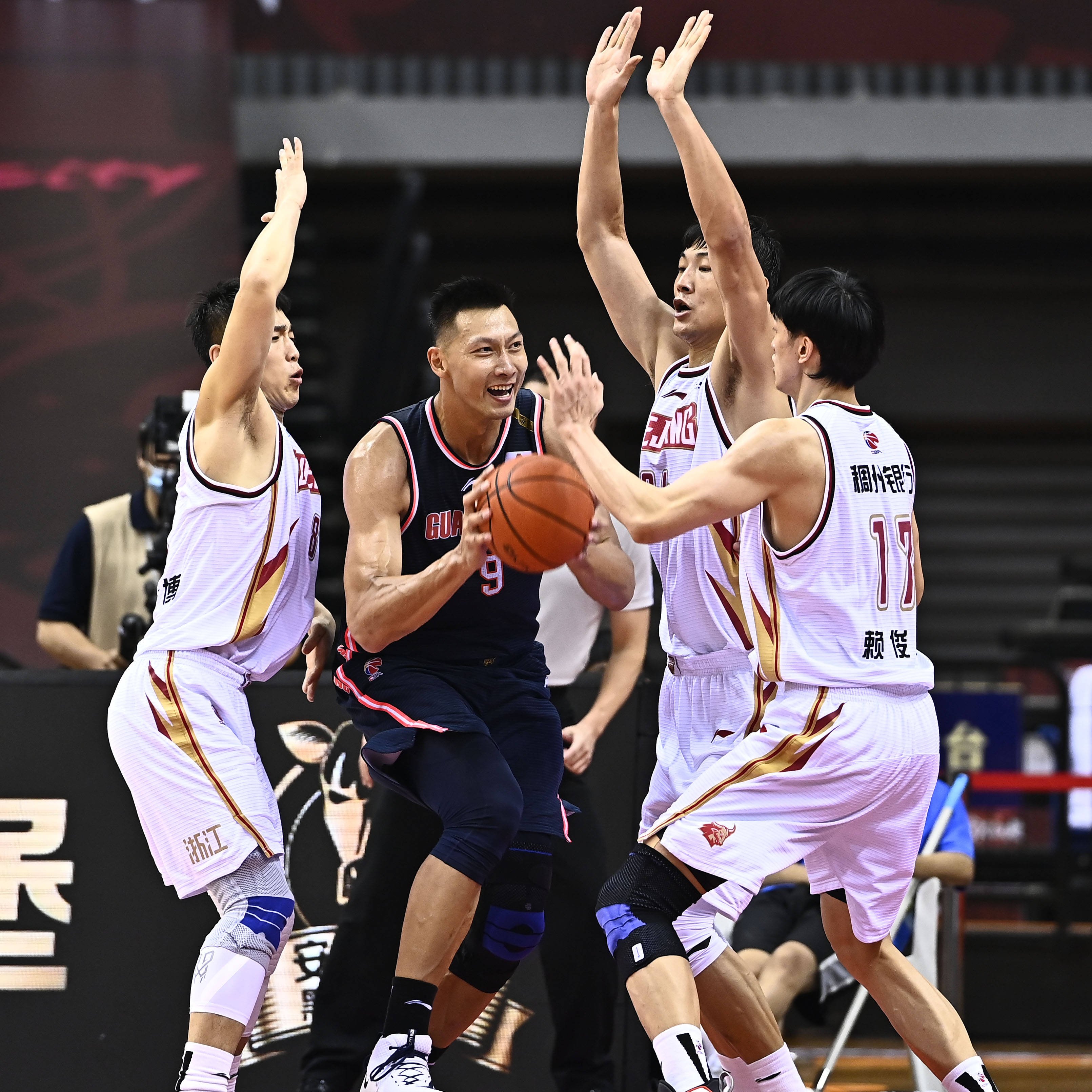 比赛|CBA|广东27连胜刷新纪录 福建克新疆杀入季后赛