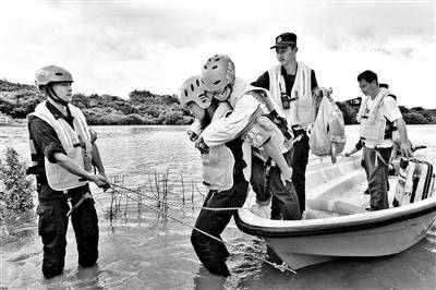 孤岛|中考考生的小村成“孤岛”，有湖北消防送她回家