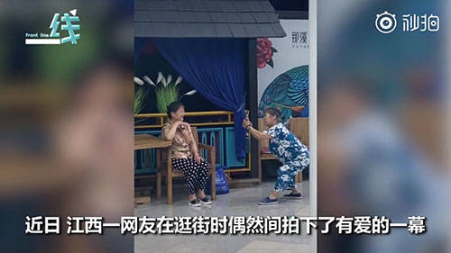老奶奶|老奶奶半蹲给闺蜜找角度拍照 网友:是我老了的样子