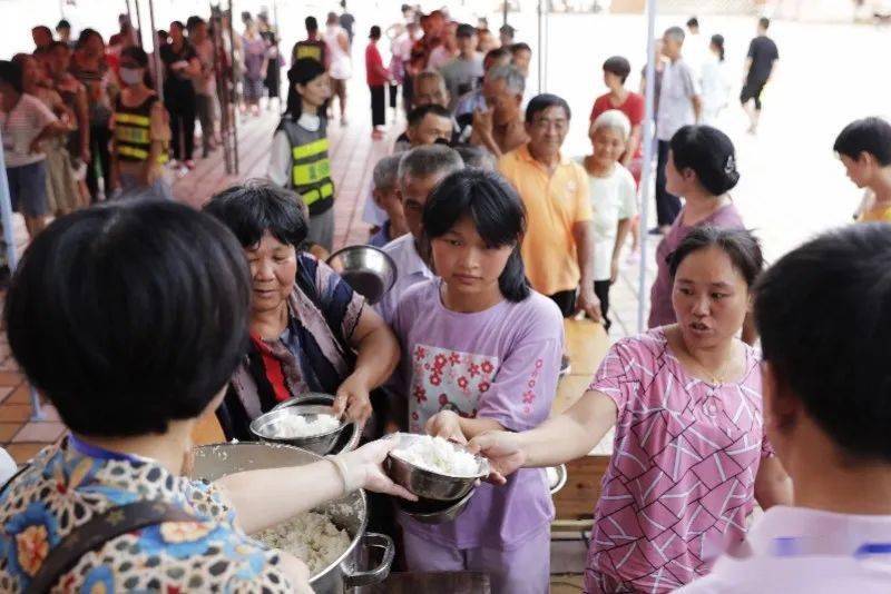 村民|新房泡在水中，一家三口留住二楼，出入靠划船