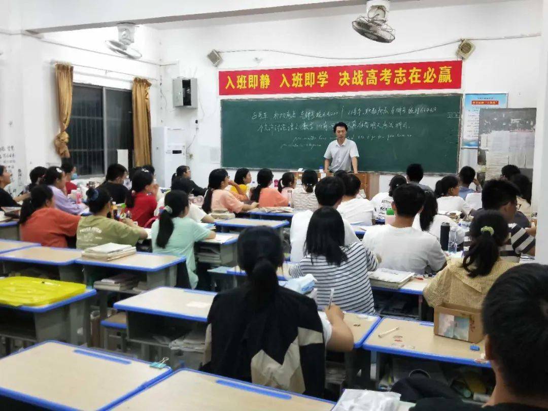 安徽省太湖中学复读部是一所经政府批准的公办复读学校.