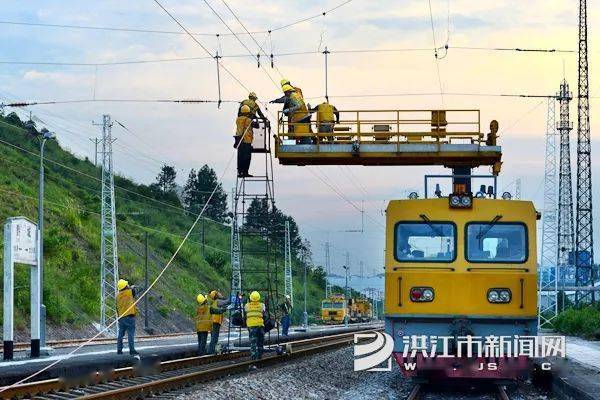 微洪江|焦柳铁路洪江市段电气化改造施工忙