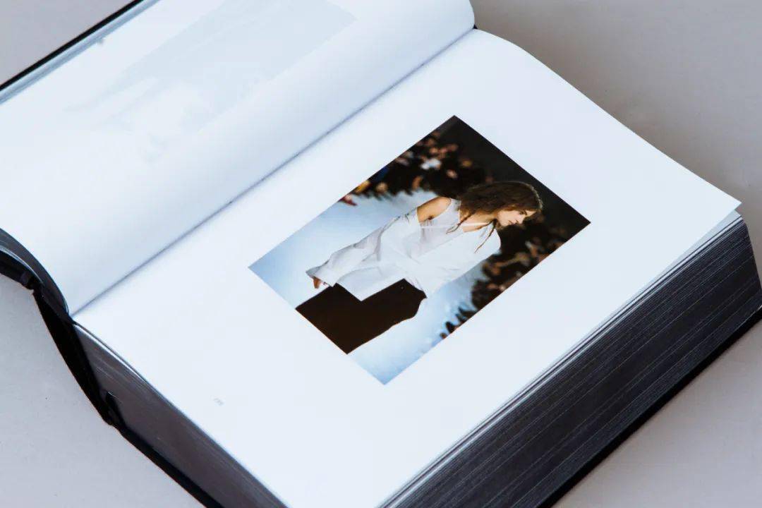 Simons|你愿意花一件单品的钱买一本品牌档案吗？