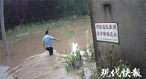 小伙被困屋顶吓哭,村干部和民警游泳救人