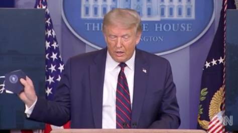 疫情|特朗普敦促美国人“戴上口罩” CNN：你自己就没戴