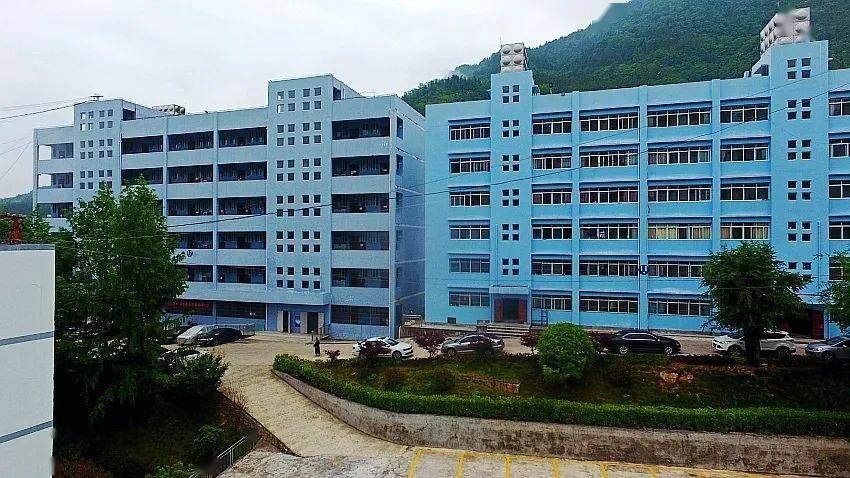 巴东县第三高级中学已有60年的办学历史,是恩施州州级示范高中,是