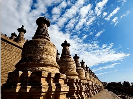1 一百零八塔位于宁夏青铜峡黄河大峡谷aaaa级景区内,是由108座覆钵