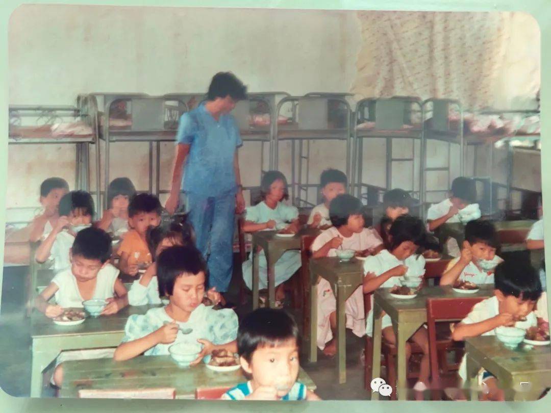 罕见珍贵的老照片,80,90年代的光明中心幼儿园,孩子们在操场上开心的