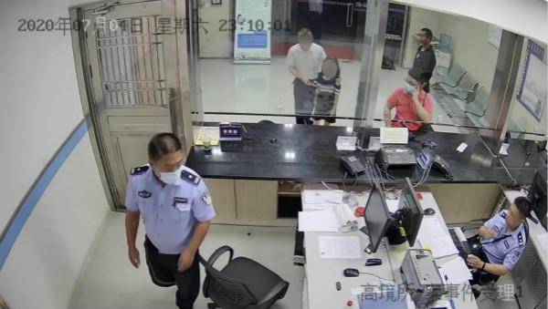 放假啦!萌娃结伴出游不慎走失 民警路人齐伸援