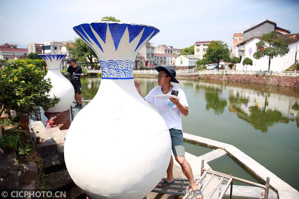 许宅|浙江东阳：大学生画花灯 助力美丽乡村建设