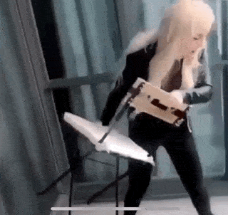 加拿大女网红博眼球45楼抛椅,未被判监禁,网友怒