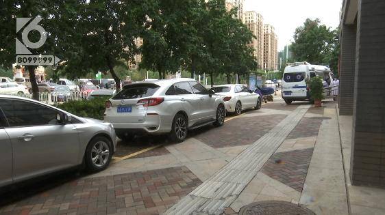 车位|小区停车场里停车被贴罚单？车主：我真是哔哔哔哔哔