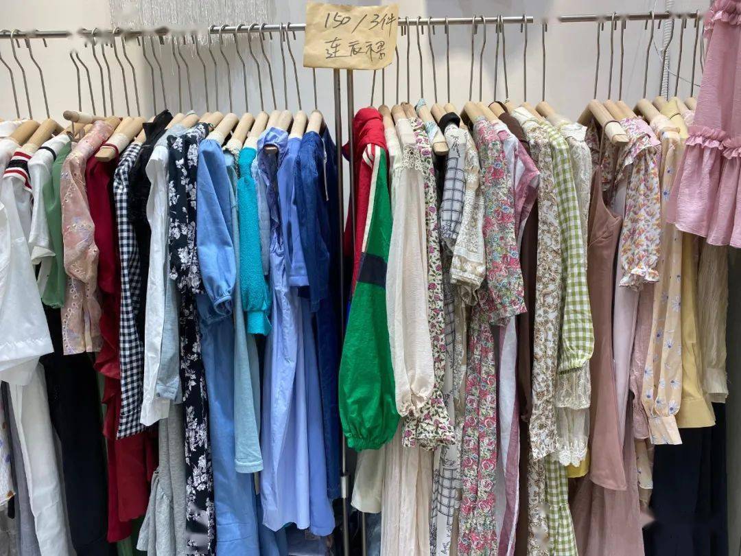 特价|上衣5块、连衣裙10块！杭州这家服饰城单件就能拿特价，就连护栏旁都坐满了人…