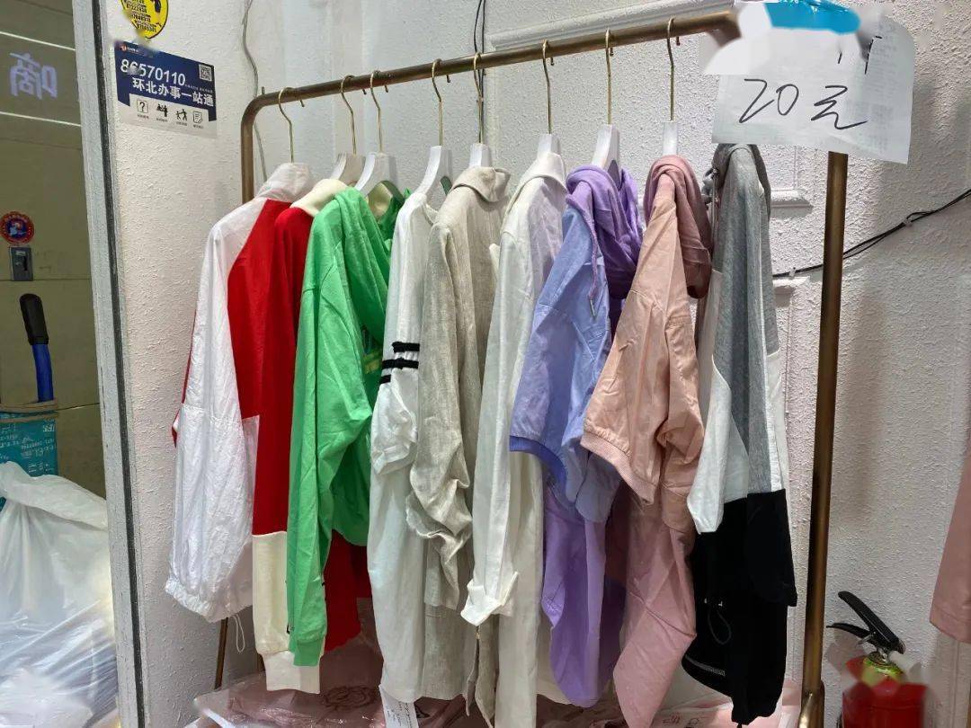 特价|上衣5块、连衣裙10块！杭州这家服饰城单件就能拿特价，就连护栏旁都坐满了人…