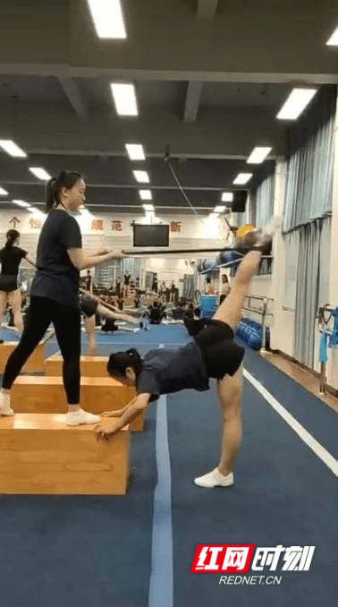 罗子欣|青春的模样！ “一字马”女孩高考成绩457分 正在学习素描