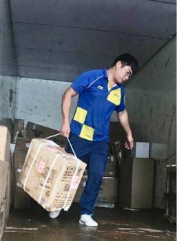 锦旗|快递小哥送货途中嗅出火情，及时报警救火获业主赠锦旗