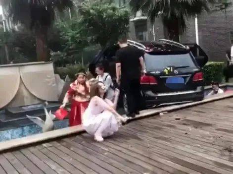 女童|心碎！婚车撞死小姐弟，事后新人竟下车照常举行婚礼