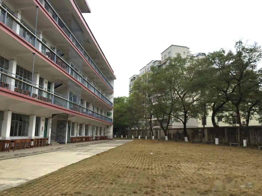 泪奔!昭平中学1号教学楼拆除重建,不少同学表示有些伤感
