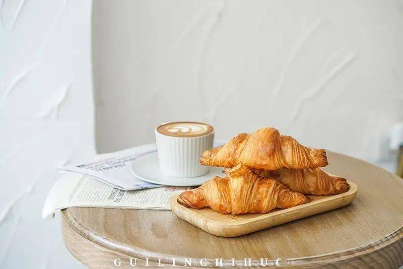 衣服|他把“衣服”卖进可颂面包店，就问香不香？