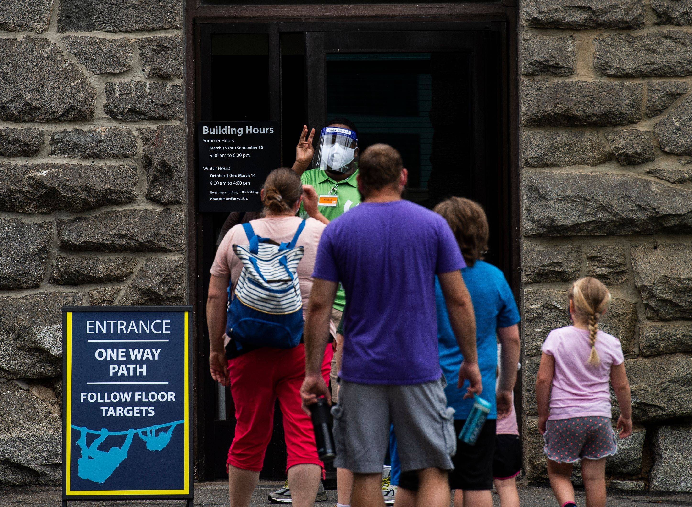 7月24日,在美国华盛顿的国家动物园灵长类动物馆门外,一名工作人员