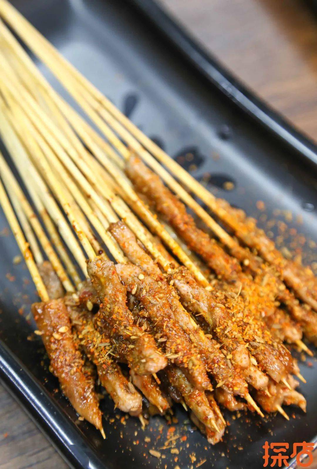 色泽金黄 超高的颜值 鸡排趁热吃 表皮酥酥脆脆 三分熟牛肉小串