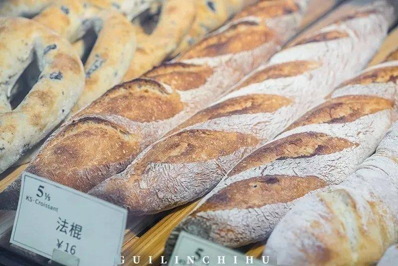 衣服|他把“衣服”卖进可颂面包店，就问香不香？