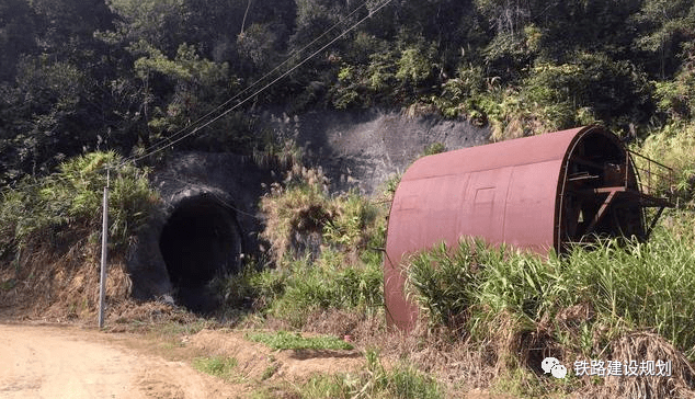 停工的岑罗铁路