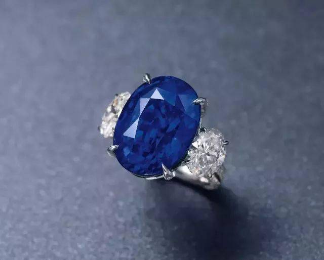 巩俐真|54岁巩俐真的结婚了！戛纳造型像裹床单，却被刘涛的大蓝宝石秒杀？