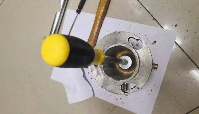 饵料|加点蚯蚓土，比买的饵料更好用自制饼饵全过程解密