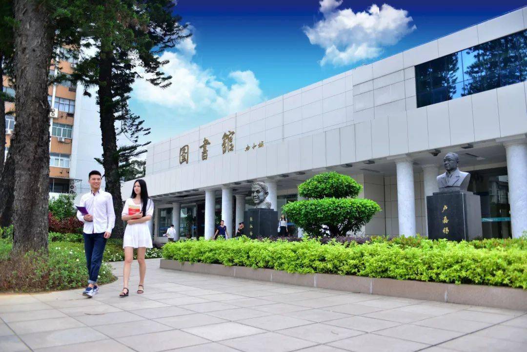 ( 篮球场 )( 东操场 )( 福州大学至诚学院东门 )( 福州大学至诚学院