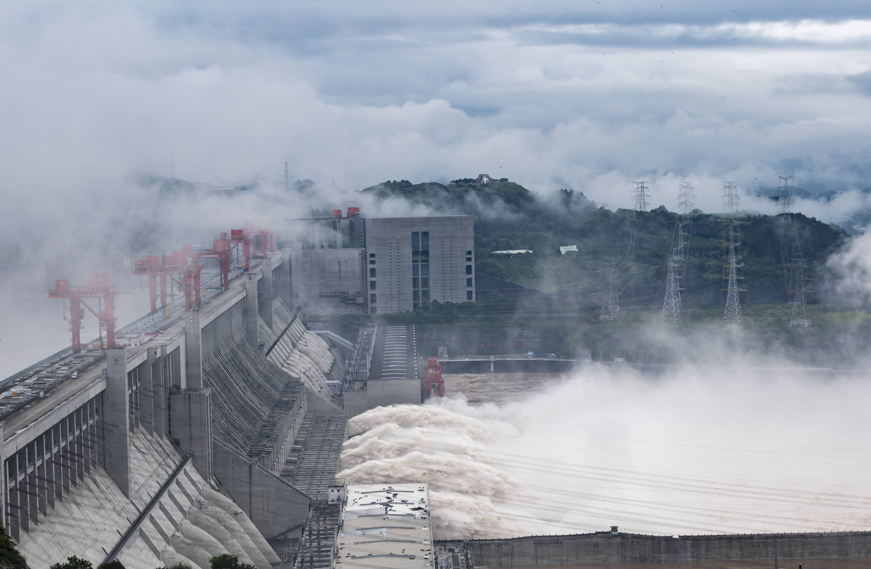 7月26日在湖北省宜昌市秭归县拍摄的三峡大坝. 新华社发(郑家裕 摄)