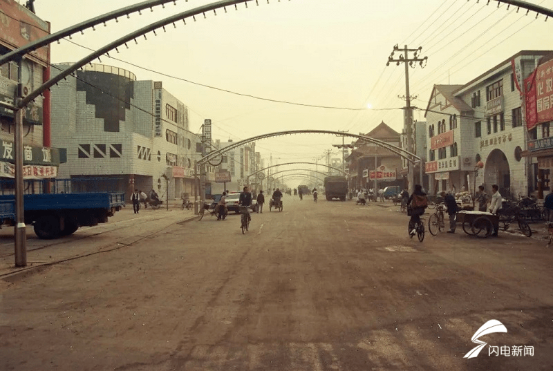 何某强|因差80元餐费引发血案 潜逃22年他们终落网