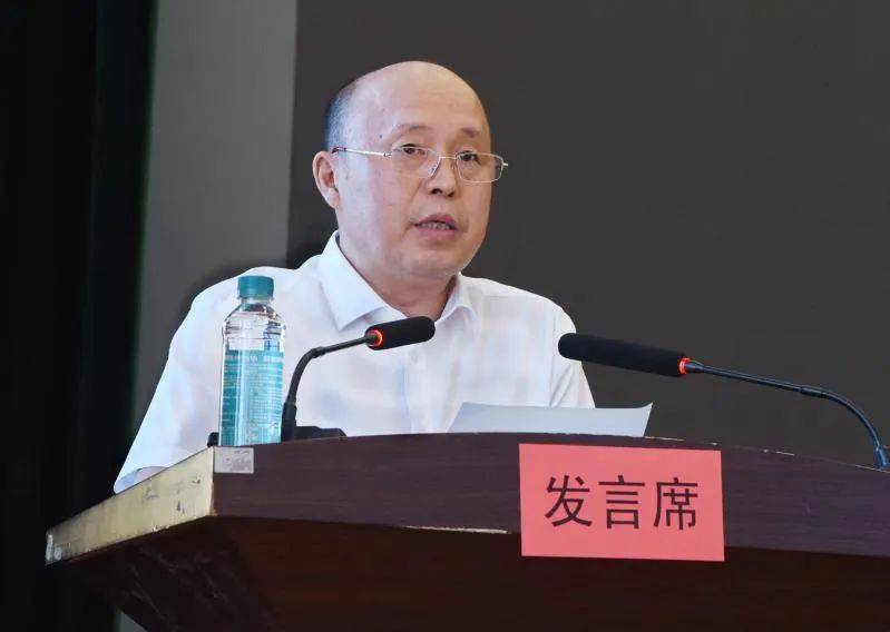 书记,董事长张长山,党委副书记,总经理刘金奇向投票箱投"四合一"考核