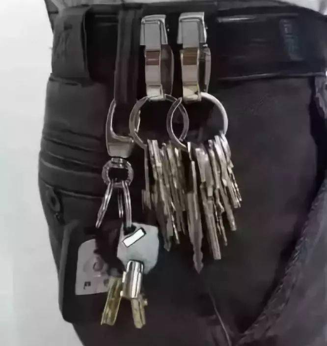 04 身上都会挂着很多钥匙  对于广州部分土豪来说 身上挂着一大串钥匙