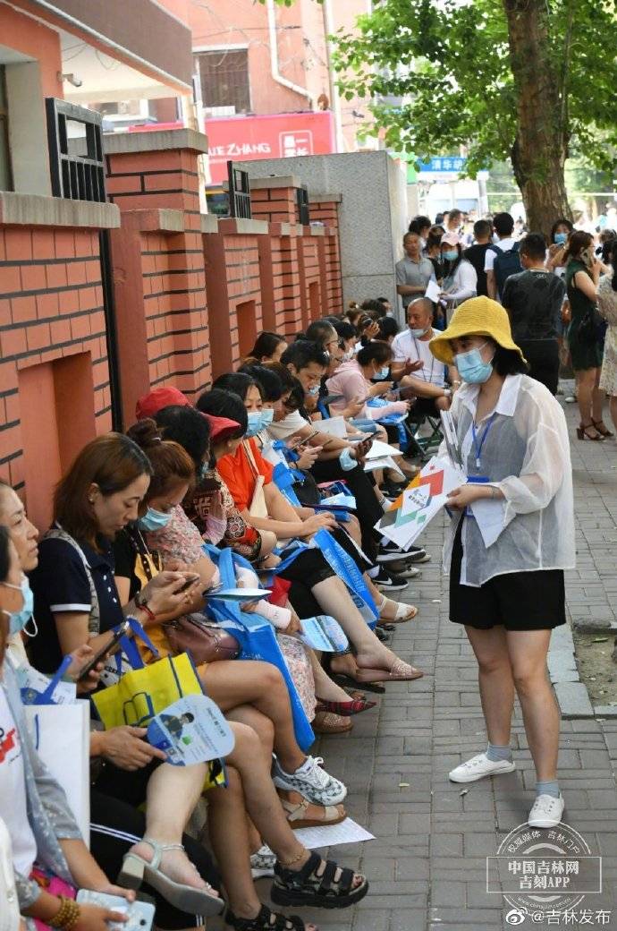 长春市|长春市中考开考 家长着旗袍助威 备鲜花相迎