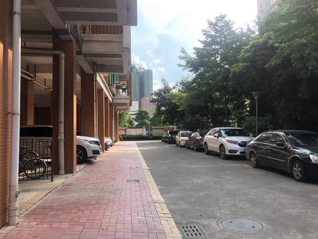 小区|痛心！四会某小区一幼儿不慎从七楼窗户坠下，家长们引起重视！