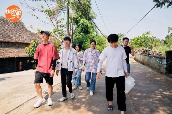 温情|《向往4》收官之夜再唱“心火烧” 蘑菇屋家人温情告别曼远村民