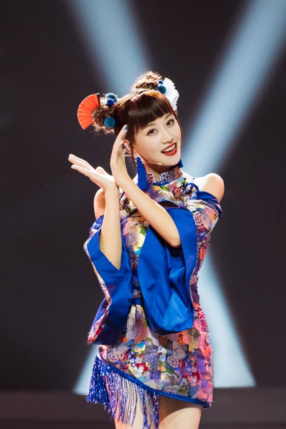 蓝色|蓝盈莹身着蓝色旗袍 哪吒头元气满满