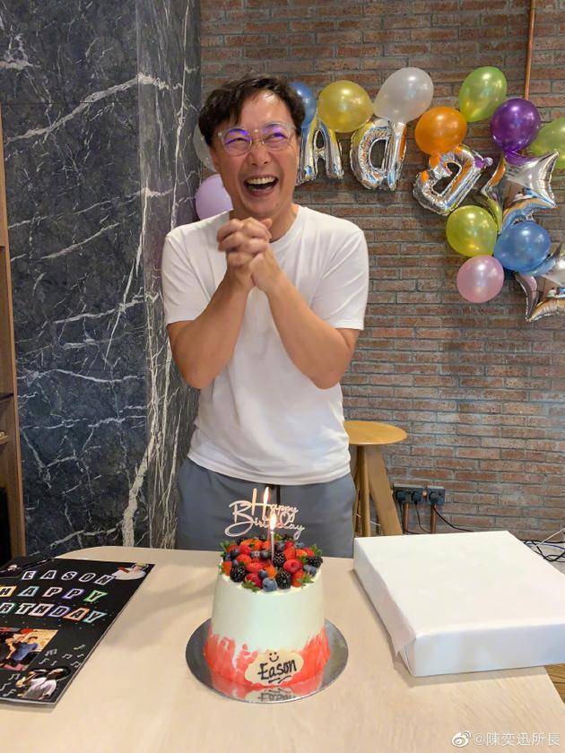 零点|陈奕迅踩零点为自己庆生 大笑自夸“好像很瘦呢”