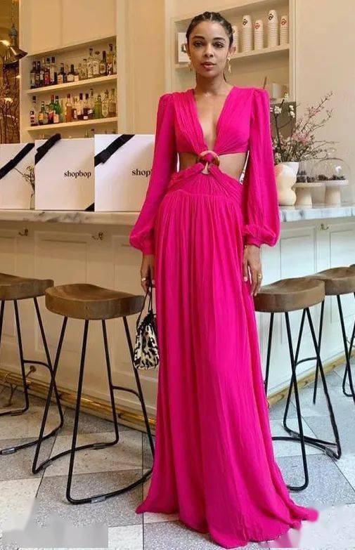 裙子|裙子挖个洞，性感大不同