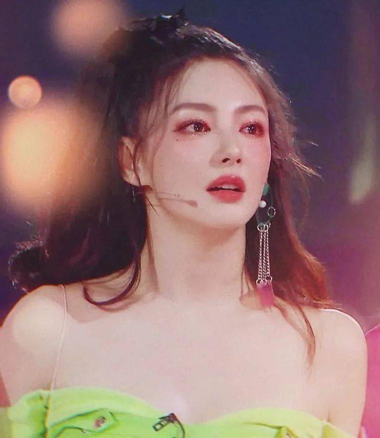 人间|别不信，绮绮子“人间鹦鹉妆”，一画年轻5岁！