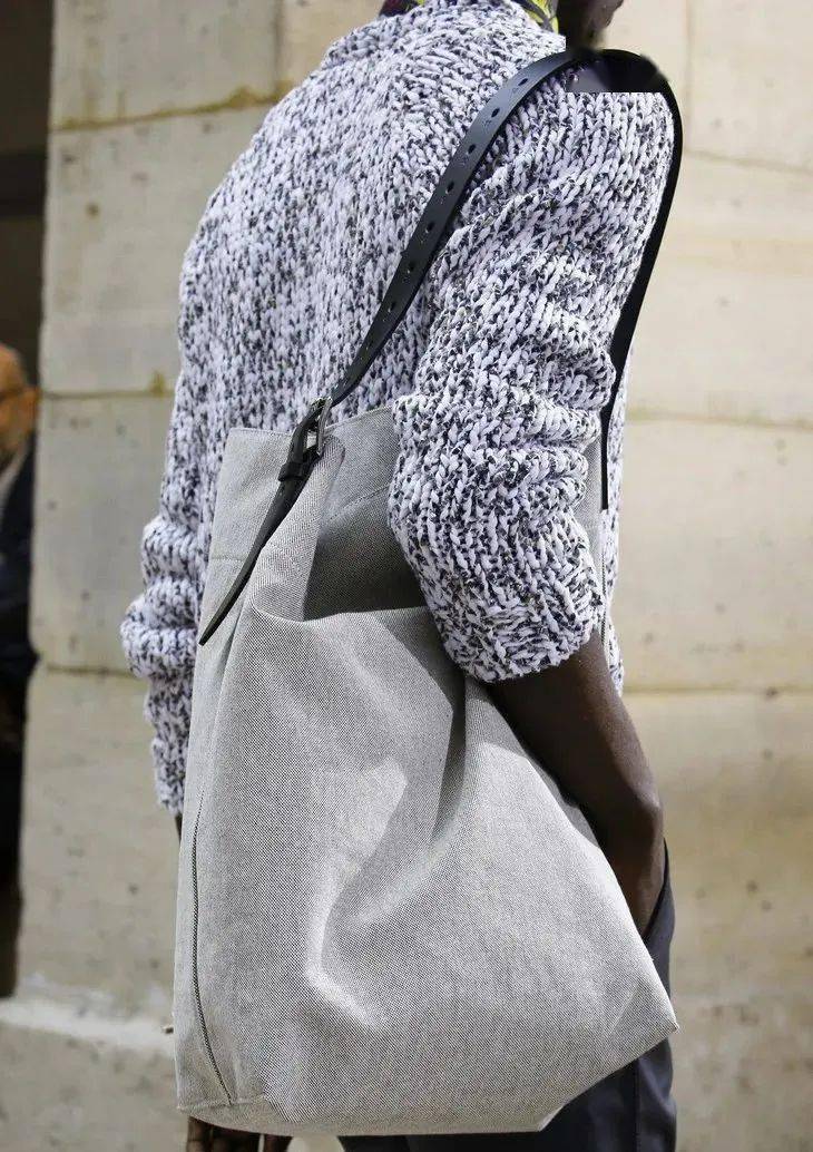 Rootote|王漫妮的通勤包一大摞，这随性帆布袋最靠谱