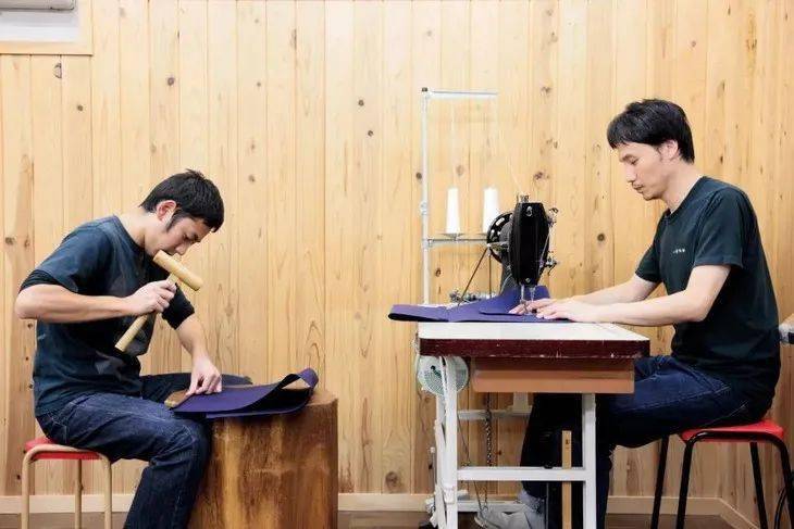 Rootote|王漫妮的通勤包一大摞，这随性帆布袋最靠谱